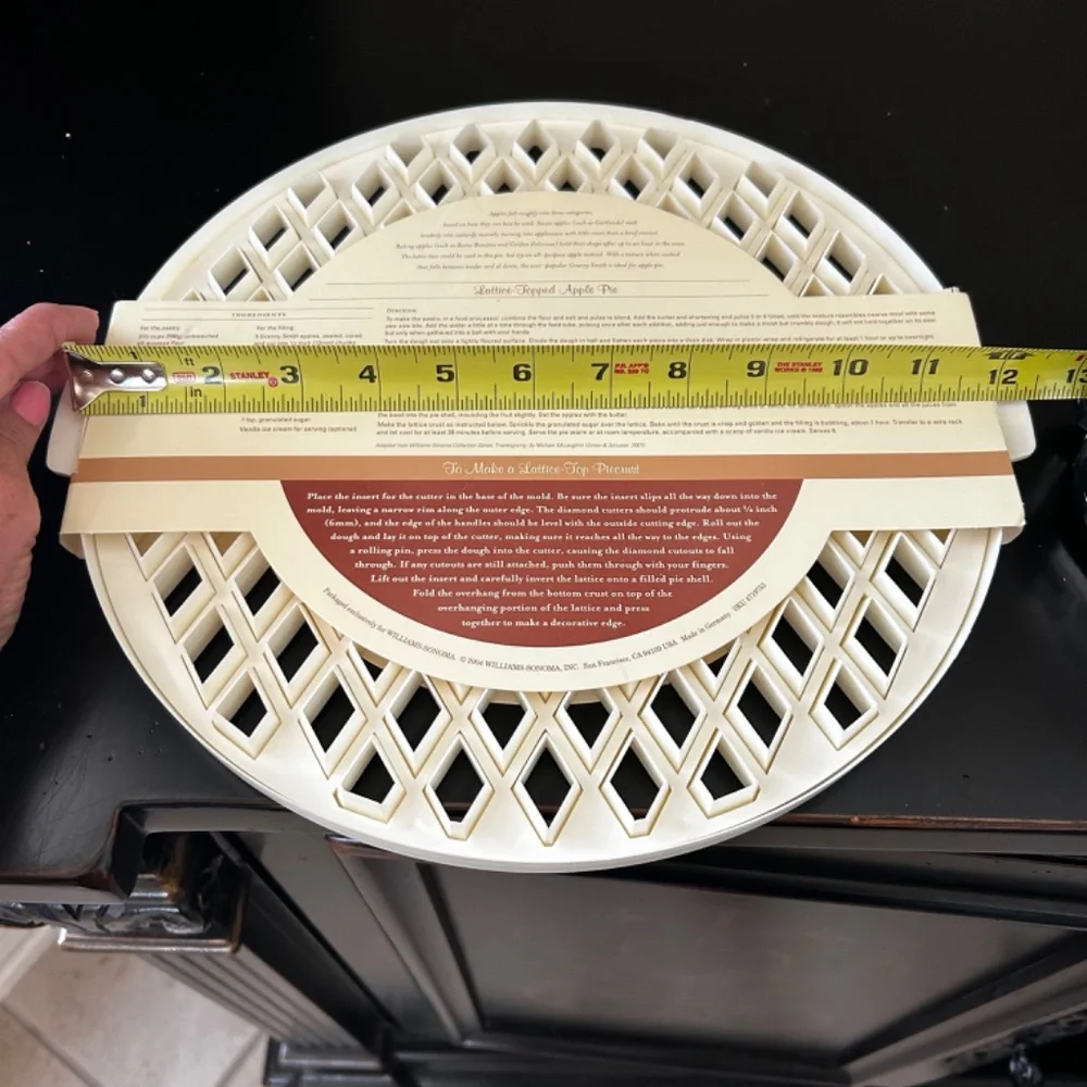 New Williams- Sonoma Lattice 12 inch Pie Crust Cutter. NWT